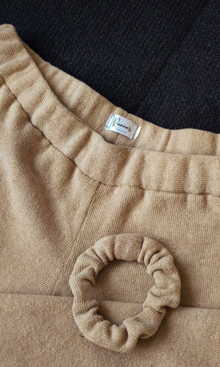 Beige Damenhose als Eigenanfertigung mit Label