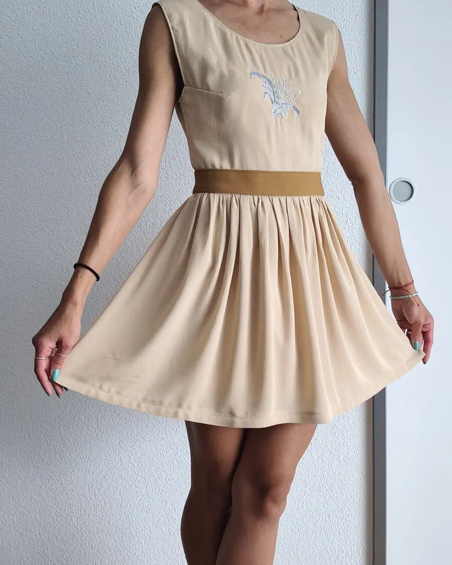 Beiges Kleid mit feiner blauer Stickerei