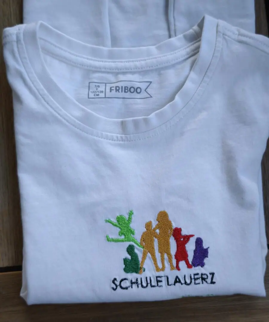 Besticktes T-Shirt mit dem Motiv der Schule Lauerz