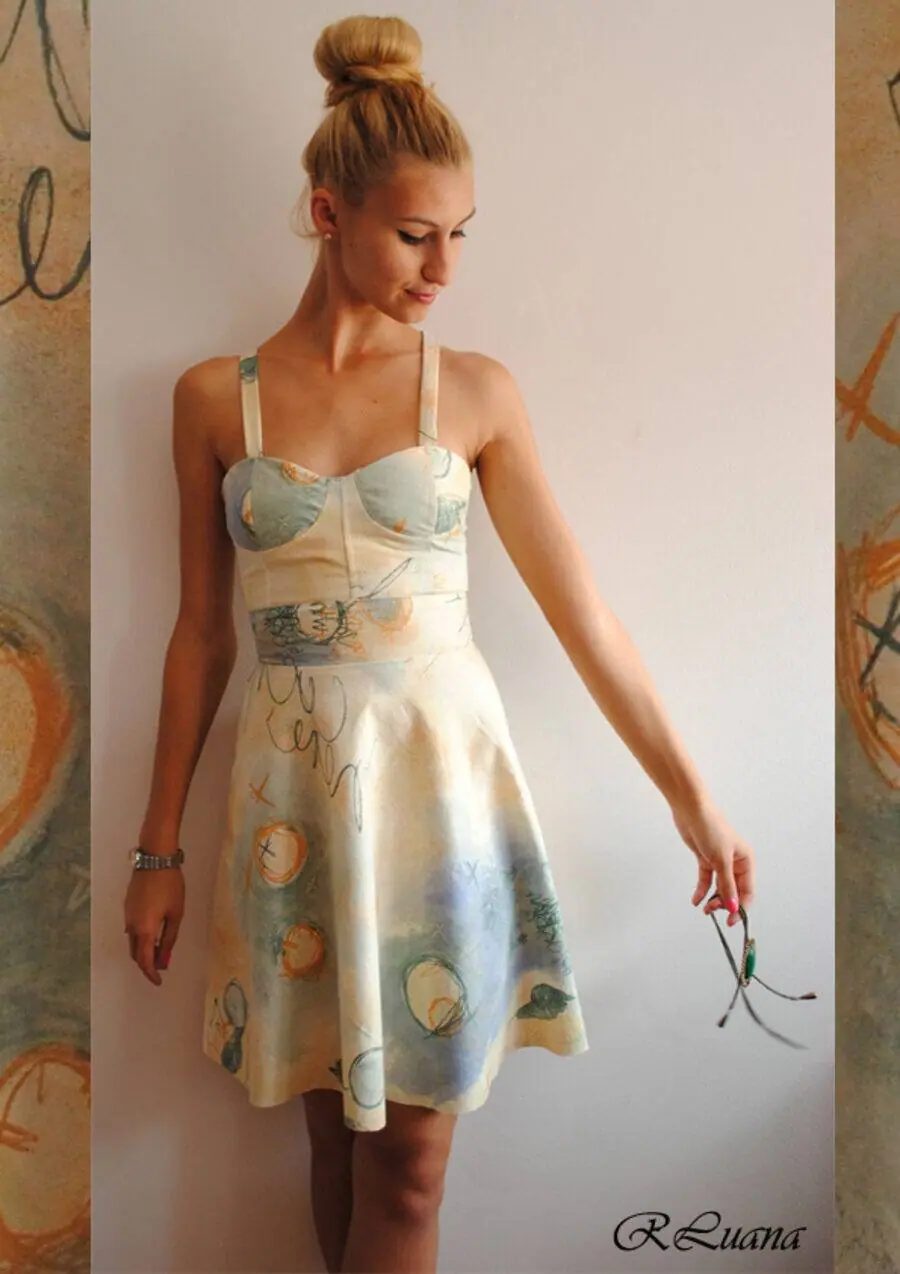Cremefarbenes Kleid mit Print