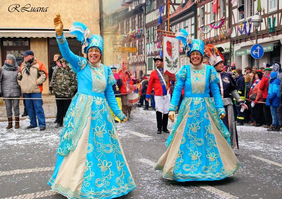 Fasnachtskostüme in Türkis und Gold