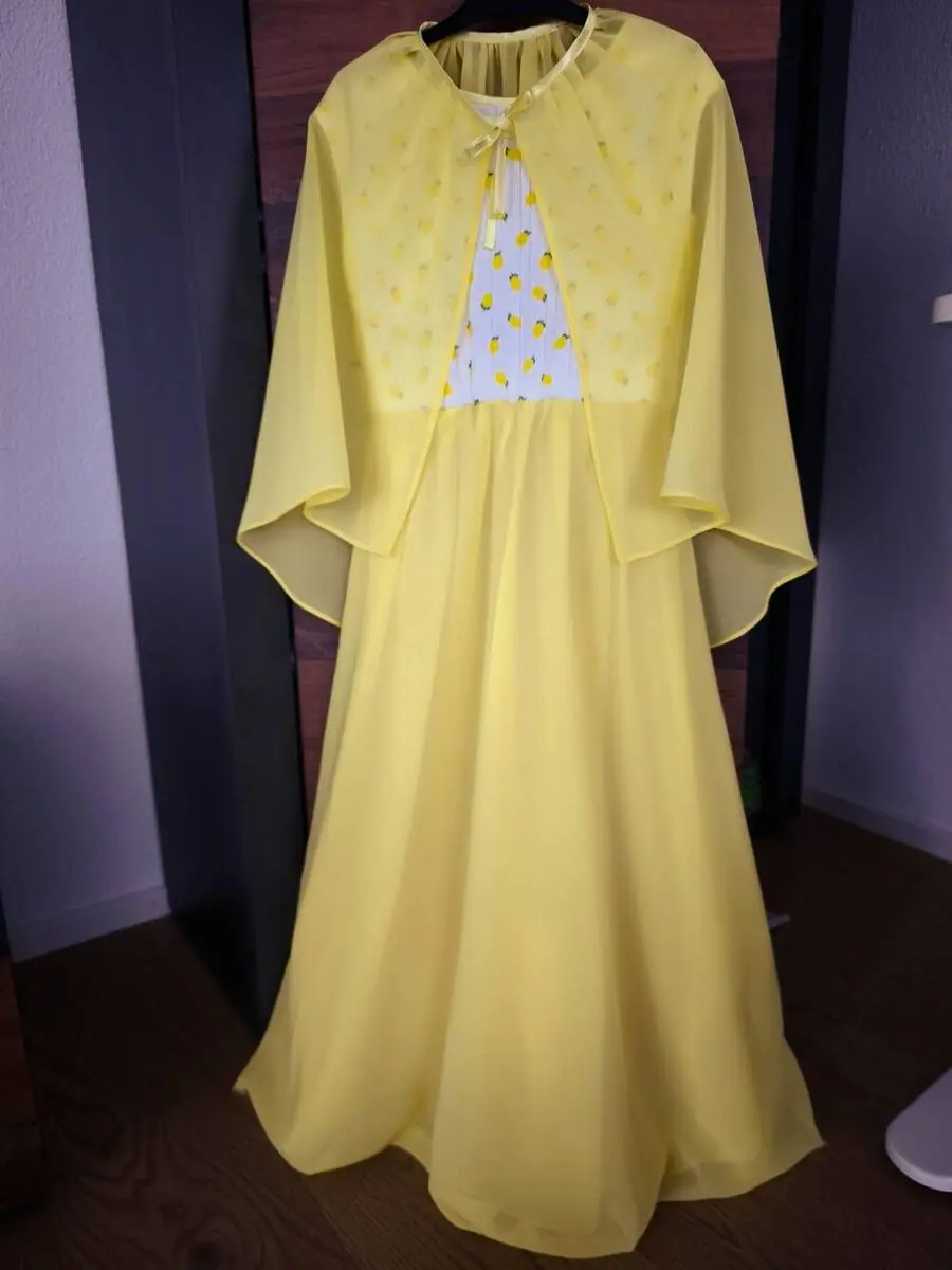 Gelbes Kleid mit Zitronenmuster und Cape
