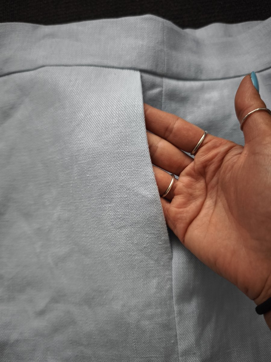 Detailaufnahme einer hellblauen Hosentasche