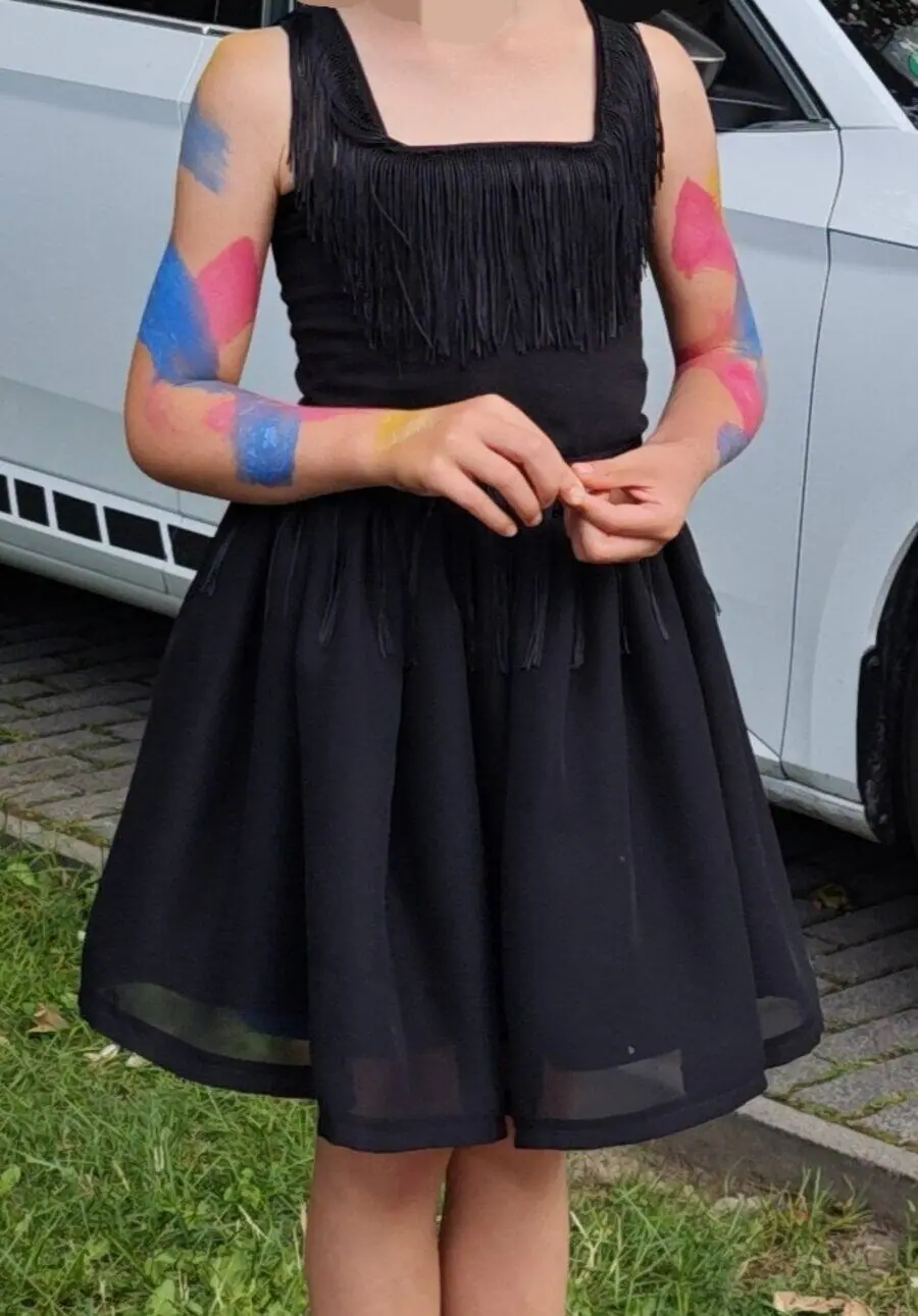 Schwarzes Mädchenkleid mit Fransen